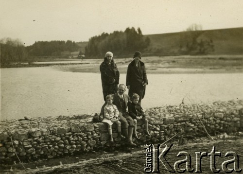 1929, Maków, Polska.
Nad wodą, w środku siedzi Władysław Zaleski.
Fot. NN, zbiory Ośrodka KARTA, udostępniła Barbara Krzystek