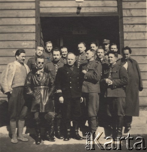 8.03.1940, Spittal, Austria.
Obóz Oflag XVIII C, oficerowie Wojska Polskiego przed barakiem. Na górze po lewej stoi Teodor Szymanowski.
Fot. NN, zbiory Ośrodka KARTA, Pogotowie Archiwalne [PAF_052], udostępnił Wiesław Gawinek