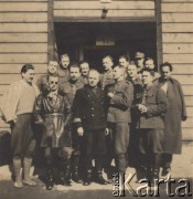 8.03.1940, Spittal, Austria.
Obóz Oflag XVIII C, oficerowie Wojska Polskiego przed barakiem. Na górze po lewej stoi Teodor Szymanowski.
Fot. NN, zbiory Ośrodka KARTA, Pogotowie Archiwalne [PAF_052], udostępnił Wiesław Gawinek