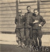 8.03.1940, Spittal, Austria.
Obóz Oflag XVIII C, oficerowie Wojska Polskiego przed barakiem, pierwszy od prawej stoi Teodor Szymanowski. Oficer stojący z lewej ma przypięty Order Virtuti Militari., po prawej porucznik artylerii Teodor Szymanowski, uczestnik bitwy pod Mławą i obrony Warszawy w 1939 roku, z zawodu celnik. W 1938 roku przyjmował na stacji granicznej w Stołpcach wagon z trchłem króla Stanisława Augusta Poniatowskiego. Po wojnie był nauczycielem w liceum Pułtusku.
Fot. NN, zbiory Ośrodka KARTA, Pogotowie Archiwalne [PAF_052], udostępnił Wiesław Gawinek