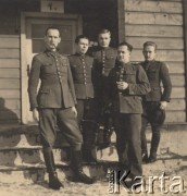 8.03.1940, Spittal, Austria.
Obóz Oflag XVIII C, oficerowie Wojska Polskiego przed barakiem. Pierwszy od prawej stoi Teodor Szymanowski.
Fot. NN, zbiory Ośrodka KARTA, Pogotowie Archiwalne [PAF_052], udostępnił Wiesław Gawinek