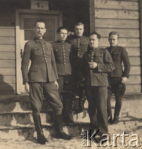 8.03.1940, Spittal, Austria.
Obóz Oflag XVIII C, oficerowie Wojska Polskiego przed barakiem. Pierwszy od prawej stoi Teodor Szymanowski.
Fot. NN, zbiory Ośrodka KARTA, Pogotowie Archiwalne [PAF_052], udostępnił Wiesław Gawinek