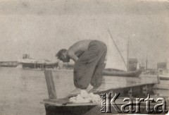 Lipiec-sierpień 1936, Gdynia, Polska.
Rejs Wisłą do Bałtyku Julii Szymanowskiej (Lila) i prof. Ramczykowskiego. Na zdjęciu prof. Leonard Ramczykowski stoi na pomoście.
Fot. NN, zbiory Ośrodka KARTA, Pogotowie Archiwalne [PAF_052], udostępnił Wiesław Gawinek