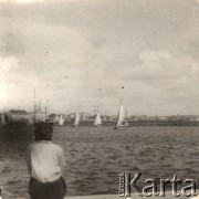 Lipiec-sierpień 1936, Gdynia, Polska.
Rejs Wisłą do Bałtyku Julii Szymanowskiej (Lila) i prof. Ramczykowskiego. Na zdjęciu mężczyzna przyglądający się żaglówkom.
Fot. NN, zbiory Ośrodka KARTA, Pogotowie Archiwalne [PAF_052], udostępnił Wiesław Gawinek