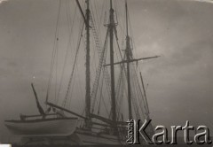 Lipiec-sierpień 1936, Gdynia, Polska.
Rejs Wisłą do Bałtyku Julii Szymanowskiej (Lila) i prof. Ramczykowskiego. Na zdjęciu żaglowiec Związku Harcerstwa Polskiego 