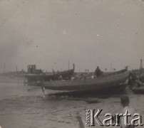 Lipiec-sierpień 1936, Gdynia, Polska.
Rejs Wisłą do Bałtyku Julii Szymanowskiej (Lila) i prof. Ramczykowskiego. Na zdjęciu łodzie rybackie wyciągnięte na brzeg.
Fot. NN, zbiory Ośrodka KARTA, Pogotowie Archiwalne [PAF_052], udostępnił Wiesław Gawinek