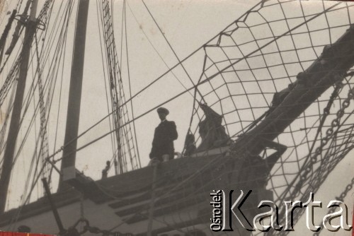 Lipiec-sierpień 1936, Gdynia, Polska.
Rejs Wisłą do Bałtyku Julii Szymanowskiej (Lila) i prof. Ramczykowskiego. Na zdjęciu marynarz na pokładzie żaglowca 