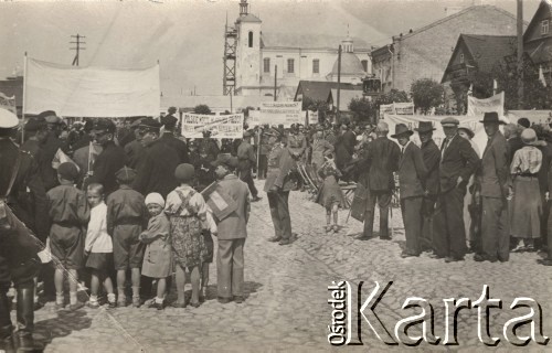 Lipiec-Sierpień 1936, Polska.
Rejs Wisłą do Bałtyku Julii Szymanowskiej (Lila) i prof. Ramczykowskiego. Na zdjęciu manifestacja antyniemiecka. Na transparentach: 