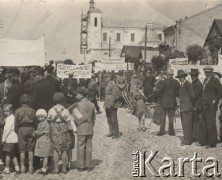 Lipiec-sierpień 1936, Polska.
Rejs Wisłą do Bałtyku Julii Szymanowskiej (Lila) i prof. Ramczykowskiego. Na zdjęciu manifestacja antyniemiecka. Na transparentach: 