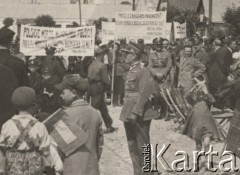 Lipiec-sierpień 1936, Polska.
Rejs Wisłą do Bałtyku Julii Szymanowskiej (Lila) i prof. Ramczykowskiego. Na zdjęciu manifestacja antyniemiecka. Na transparentach hasła: 