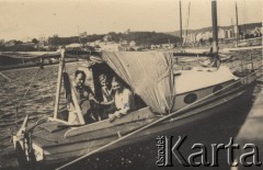 Lipiec-sierpień 1936, Polska.
Rejs Wisłą do Bałtyku Julii Szymanowskiej (Lila) i prof. Ramczykowskiego. Żeglarze na jachcie.
Fot. NN, zbiory Ośrodka KARTA, Pogotowie Archiwalne [PAF_052], udostępnił Wiesław Gawinek