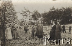 Listopad 1919, Szczakowa, Polska.
Grupa oficerów z II Pułku Strzelców Bytomskich i pielęgniarka z Czerwonego Krzyża.
Fot. NN, zbiory Ośrodka KARTA, Pogotowie Archiwalne [PAF_052], udostępnił Wiesław Gawinek