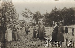 Listopad 1919, Szczakowa, Polska.
Grupa oficerów z II Pułku Strzelców Bytomskich i pielęgniarka z Czerwonego Krzyża.
Fot. NN, zbiory Ośrodka KARTA, Pogotowie Archiwalne [PAF_052], udostępnił Wiesław Gawinek