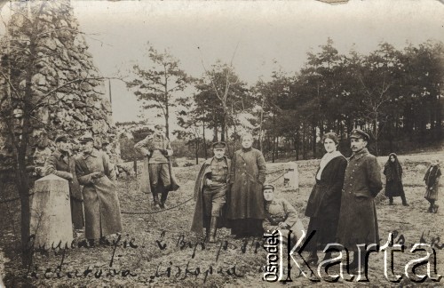 Listopad 1919, Szczakowa, Polska.
Grupa oficerów z II Pułku Strzelców Bytomskich i pielęgniarka z Czerwonego Krzyża.
Fot. NN, zbiory Ośrodka KARTA, Pogotowie Archiwalne [PAF_052], udostępnił Wiesław Gawinek