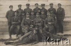 1921, Stołpce, woj. Nowogródek, Polska.
Organizator Straży Granicznej w powiecie stołpeckim kapitan Adam Pankiewicz (siedzi w środku) z podoficerami III Kompanii Batalionu Ochotniczej Straży Granicznej w Stołpcach.
Fot. NN, zbiory Ośrodka KARTA, Pogotowie Archiwalne [PAF_052], udostępnił Wiesław Gawinek
