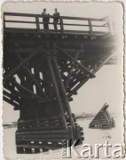 1920-1939, Stołpce, woj. Nowogródek, Polska.
Kobieta i mężczyzna pozują do zdjęcia stojąc na moście na Niemnie. 
Fot. NN, zbiory Ośrodka KARTA, Pogotowie Archiwalne [PAF_052], udostępnił Wiesław Gawinek