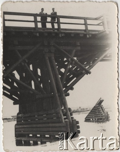 1920-1939, Stołpce, woj. Nowogródek, Polska.
Kobieta i mężczyzna pozują do zdjęcia stojąc na moście na Niemnie. 
Fot. NN, zbiory Ośrodka KARTA, Pogotowie Archiwalne [PAF_052], udostępnił Wiesław Gawinek