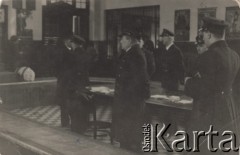 1937, Stołpce, woj. Nowogródek, Polska.
Sala rewizyjna Urzędu Celnego w Stołpcach.
Fot. NN, zbiory Ośrodka KARTA, Pogotowie Archiwalne [PAF_052], udostępnił Wiesław Gawinek
