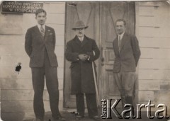 1920-1939, Stołpce, woj. Nowogródek, Polska.
Stanisław Gawinek (z prawej) i zastępca Naczelnika Urzędu Skarbowego w Stołpcach p. Syta przed Urzędem, tablica przy drzwiach: 