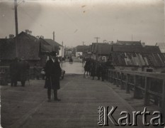 1920-1939, Stołpce, woj. Nowogródek, Polska.
Mężczyzna pozuje do zdjęcia stojąc na moście na Niemnie. W tle miasteczko.
Fot. NN, zbiory Ośrodka KARTA, Pogotowie Archiwalne [PAF_052], udostępnił Wiesław Gawinek
