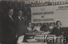 24.09.1933, Stołpce, woj. Nowogródek, Polska.
Pracownicy Komunalnej Kasy Oszczędności. Na ścianie ogłoszenie 