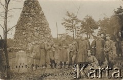 Listopad 1919, Szczakowa, Polska.
Grupa oficerów z II Pułku Strzelców Bytomskich i pielęgniarki z Czerwonego Krzyża obok Pomnika Grunwaldu.
Fot. NN, zbiory Ośrodka KARTA, Pogotowie Archiwalne [PAF_052], udostępnił Wiesław Gawinek