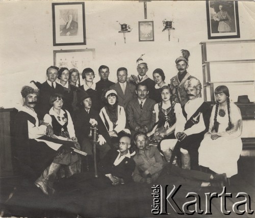 1937, Stołpce, woj. Nowogródek, Polska.
Prof. Leonard Ramczykowski i jego klasa po spektaklu. Wszyscy przebrani w stroje szlacheckie.
Fot. NN, zbiory Ośrodka KARTA, Pogotowie Archiwalne [PAF_052], udostępnił Wiesław Gawinek