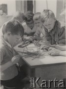 1950, Śródborów, Polska.
Kolonie letnie, dzieci grające w bierki i warcaby.
Fot. NN, zbiory Ośrodka KARTA, Pogotowie Archiwalne [PAF_052], udostępnił Wiesław Gawinek