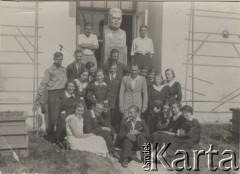 1936, Stołpce, woj. Nowogródek, Polska.
Zdjęcie klasowe młodzieży ze szkoły w Stołpcach. Na zdjęciu m.in. prof. Leonard Ramczykowski i jego żona Eleonora.
Fot. NN, zbiory Ośrodka KARTA, Pogotowie Archiwalne [PAF_052], udostępnił Wiesław Gawinek