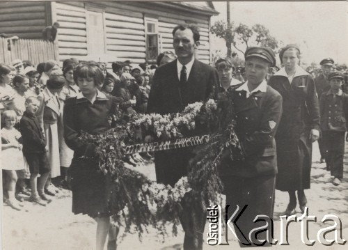 1934, Stołpce, Polska.
Pogrzeb gimnazjalisty. Z wieńcem idą uczniowie gimnazjum i prof. Leonard Ramczykowski.
Fot. NN, zbiory Ośrodka KARTA, Pogotowie Archiwalne [PAF_052], udostępnił Wiesław Gawinek