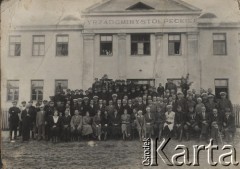 1920-1939, Stołpce, Polska.
Zdjęcie grupowe wykonane przed budynkiem Urzędu Gminy. Na fotografii m.in. urzędnicy, strażacy i policjanci.
Fot. NN, zbiory Ośrodka KARTA, Pogotowie Archiwalne [PAF_052], udostępnił Wiesław Gawinek