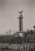 Po 1924, Stołpce, woj. Nowogródek, Polska.
Cmentarz katolicki, pomnik ofiar napadu bolszewików na Stołpce dnia 4.08.1924 r. W czasie napaści zginęło 9 osób, w tym siedmiu polskich policjantów.
Fot. NN, zbiory Ośrodka KARTA, Pogotowie Archiwalne [PAF_052], udostępnił Wiesław Gawinek