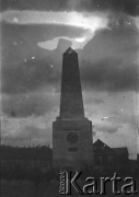 1920-1939, Stołpce, woj. Nowogródek, Polska.
Obelisk wzniesiony ku czci Marszałka Józefa Piłsudskiego.
Fot. NN, zbiory Ośrodka KARTA, Pogotowie Archiwalne [PAF_052], udostępnił Wiesław Gawinek