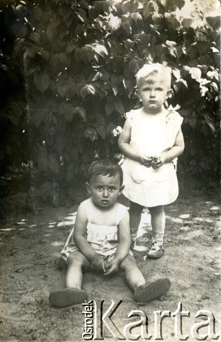 Lato 1930, Rybnik, Polska.
Władysław Grochola (siedzi) z nieznanym dzieckiem.
Fot. NN, zbiory Ośrodka KARTA, przekazała Wiesława Grochola