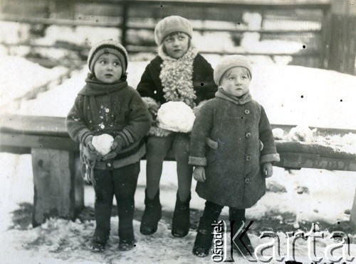 16.02.1930, Rybnik, Polska.
Władysław Grochola z z nieznanymi dziećmi.
Fot. NN, zbiory Ośrodka KARTA, przekazała Wiesława Grochola