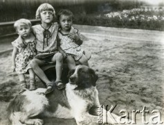 Lato 1930, Rybnik, Polska.
Krystyna i Barbara Nosaczewskie oraz Władysław Grochola (po prawej).
Fot. NN, zbiory Ośrodka KARTA, przekazała Wiesława Grochola