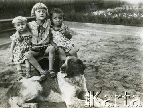 Lato 1930, Rybnik, Polska.
Krystyna i Barbara Nosaczewskie oraz Władysław Grochola (po prawej).
Fot. NN, zbiory Ośrodka KARTA, przekazała Wiesława Grochola