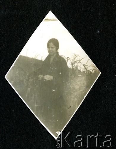 Sierpień 1927, Kalne, Polska.
Józefa Grochola.
Fot. NN, zbiory Ośrodka KARTA, przekazała Wiesława Grochola