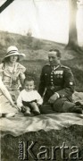 1930, Polska.
Władysław Grochola z żoną Józefą i synem Władysławem.
Fot. NN, zbiory Ośrodka KARTA, przekazała Wiesława Grochola