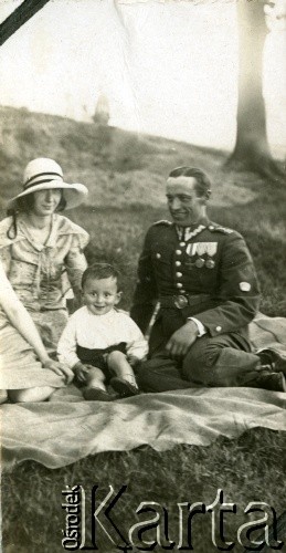 1930, Polska.
Władysław Grochola z żoną Józefą i synem Władysławem.
Fot. NN, zbiory Ośrodka KARTA, przekazała Wiesława Grochola