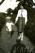 Ok. 1930, Polska.
Józefa Grochola z synem Władysławem.
Fot. NN, zbiory Ośrodka KARTA, przekazała Wiesława Grochola