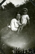 Ok. 1930, Polska.
Józefa Grochola z synem Władysławem.
Fot. NN, zbiory Ośrodka KARTA, przekazała Wiesława Grochola