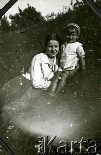 Ok. 1930, Polska.
Józefa Grochola z synem Władysławem.
Fot. NN, zbiory Ośrodka KARTA, przekazała Wiesława Grochola