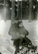 Luty 1932, Bydgoszcz, Polska.
Na sankach.
Fot. NN, zbiory Ośrodka KARTA, przekazała Wiesława Grochola