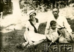 24.07.1932, Grupa, Polska. 
Władysław Grochola z żoną Józefą i synem Władysławem.
Fot. NN, zbiory Ośrodka KARTA, przekazała Wiesława Grochola