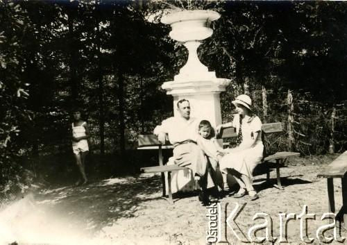 24.07.1932, Grupa, Polska. 
Władysław Grochola z żoną Józefą i synem Władysławem.
Fot. NN, zbiory Ośrodka KARTA, przekazała Wiesława Grochola