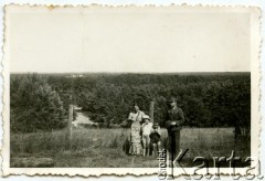 9.07.1933, Biedrusko, Polska.
Władysław Grochola z żoną Józefą i synem Władysławem nad Wartą. 
Fot. NN, zbiory Ośrodka KARTA, przekazała Wiesława Grochola
