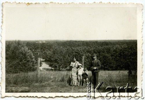 9.07.1933, Biedrusko, Polska.
Władysław Grochola z żoną Józefą i synem Władysławem nad Wartą. 
Fot. NN, zbiory Ośrodka KARTA, przekazała Wiesława Grochola