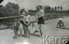 19.07.1933, Biedrusko, Polska.
Józefa Grochola (2. z lewej) z synem Władysławem (1. z lewej) z nieznanymi osobami.
Fot. NN, zbiory Ośrodka KARTA, przekazała Wiesława Grochola
