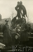 31.12.1932, Bydgoszcz, Polska. 
Władysław Grochola (po prawej) z żoną Józefą i synem Władysławem oraz nieznanym żołnierzem.
Fot. NN, zbiory Ośrodka KARTA, przekazała Wiesława Grochola